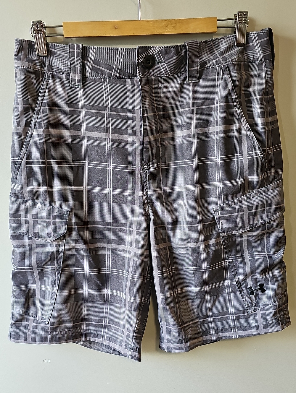 Under Armour 32" Gray Plaid Loose Fit Cargo Shorts